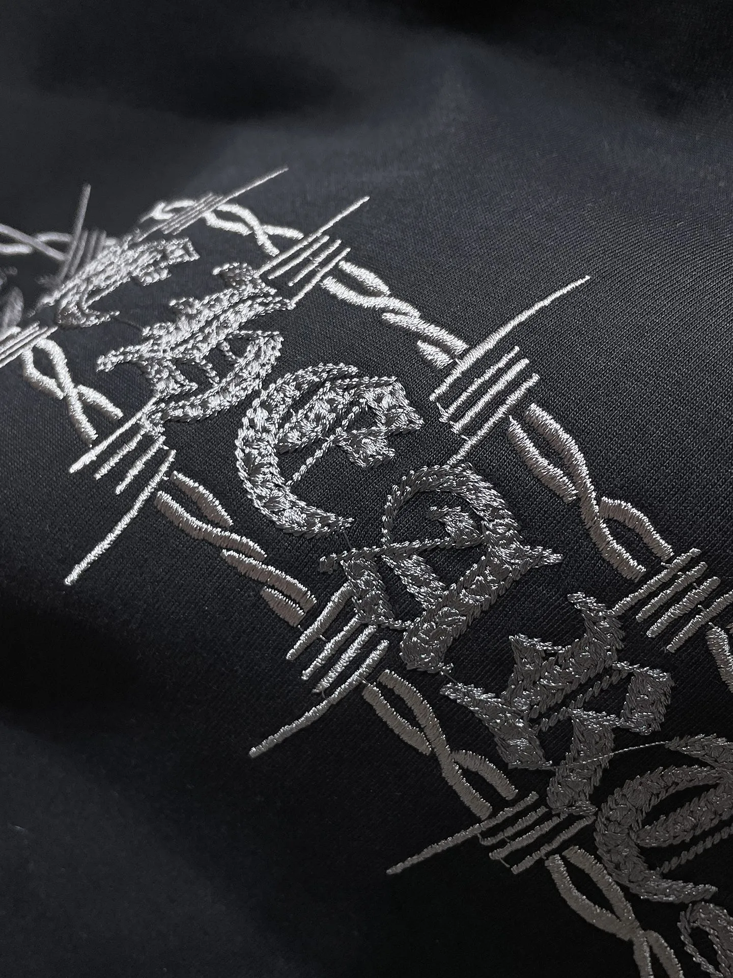P166 New Chrome Hearts 25ss for summer. High gram weight, environmentally friendly and high-quality top-grade fabric. 280g. Heavy-duty horseshoe roller frayed embroidered short sleeves. Counter synchronization. Re-engraved version 1:1. Recommended color: black white. Size: S, M, L, XL.